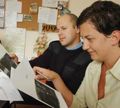 Strażnik miejski Leszek Kurylczyk i Katarzyna Kostanowicz zajmują się przygotowaniem dokumentacji mandatowej