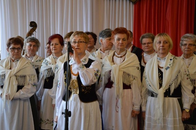 Już za chwilę hymn Polski i hymn Zrzeszenia...Na pierwszym planie prezeska Janina Kosiedowska