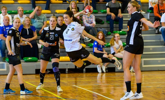 Suzuki Korona Handball Kielce zakończyła sezon porażką w Jarosławiu 22:31. Na zdjęciu rzuca Michalina Pastuszka.