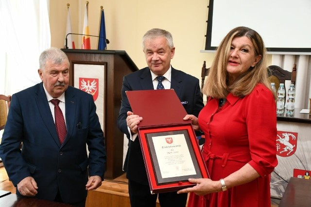 W środku nowy starosta miechowski Krzysztof Świerczek, z lewej dotychczasowy starosta Jacek Kobyłka, a prawej była sekretarz powiatu Maria Sztuk