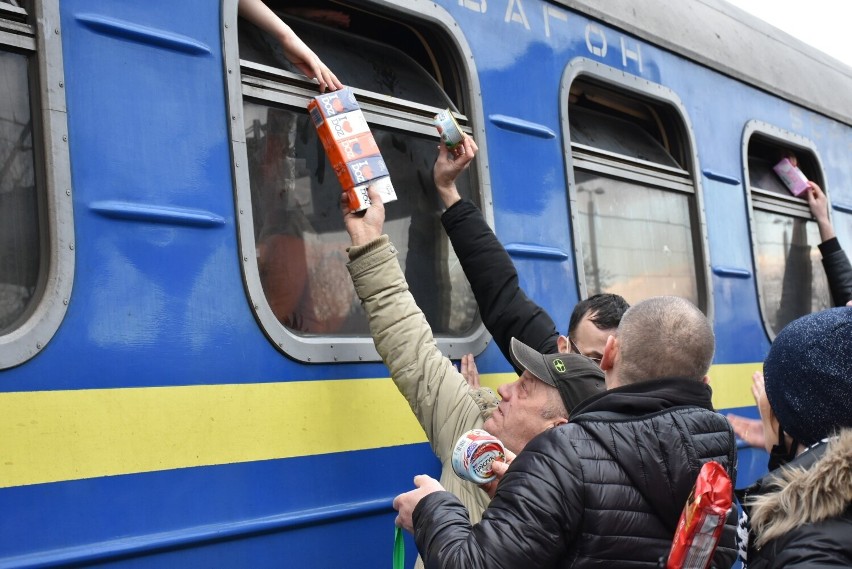 Chełm. Na dworcu głównym PKP mieszkańcy przekazali dary uchodźcom jadącym pociągiem z Ukrainy. Zobacz zdjęcia