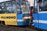 Dwa tramwaje zderzyły się na skrzyżowaniu al. Hallera i ul. Powstańców Śląskich we Wrocławiu. Pasażerka została przewieziona do szpitala