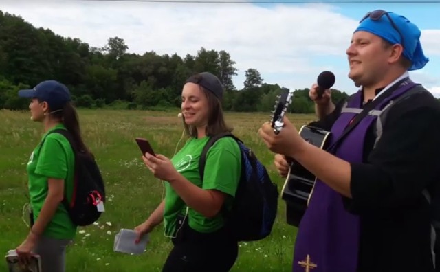 Wiele grup śpiewa w drodze pielgrzymkowe wersje znanych przebojów, a hitem są utwory Sławomira. Jeden z nich, pod tytułem "Idziemy do Maryi" grali muzyczni z parafii świętego Rafała w Radomiu.