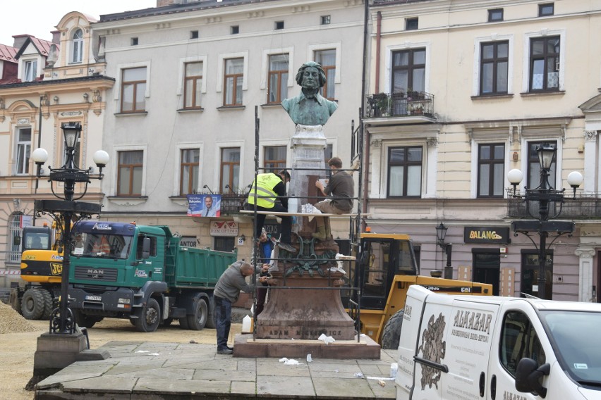 Tarnów. Pomnik wieszcza na placu Kazimierza w rękach konserwatorów