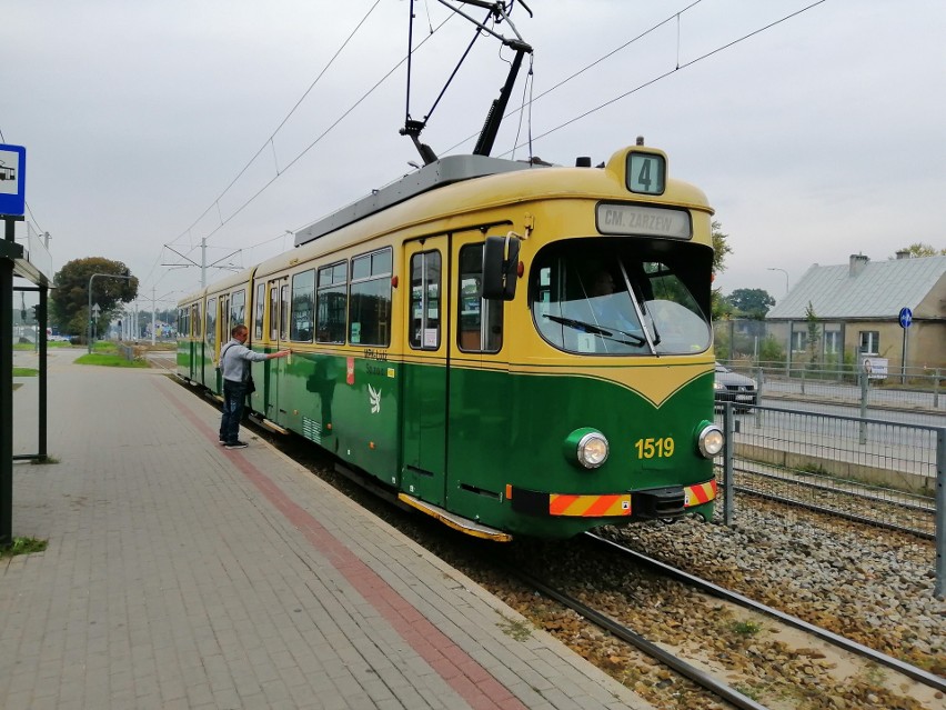 To już prawdziwy zabytek - malowany na zielono wagon Duewag...