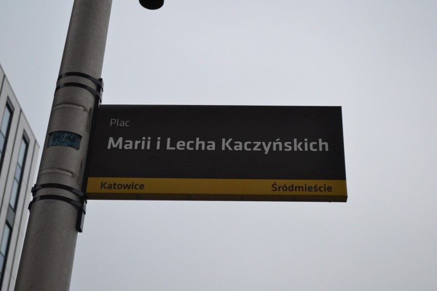 Tabliczka ze zmienioną nazwą na placu Marii i Lecha...