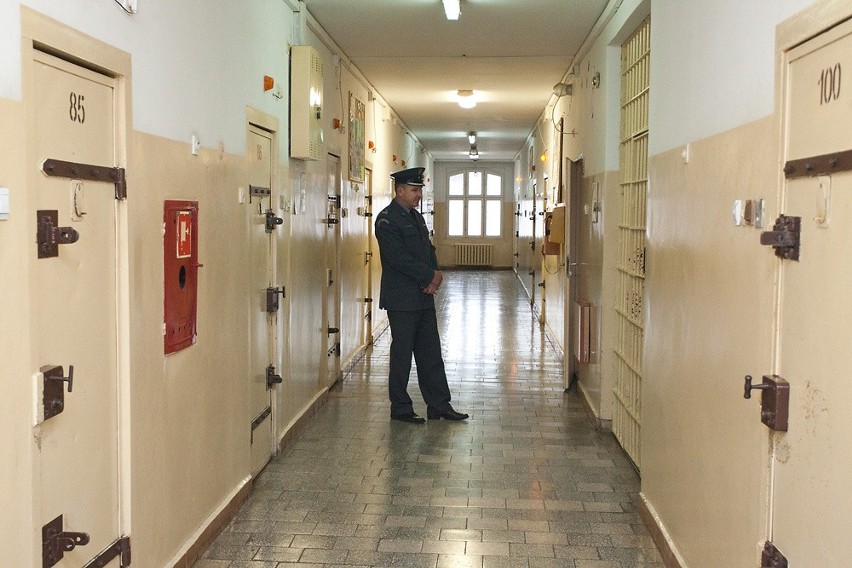 Wizyta posła Roberta Biedronia w areszcie śledczym w Słupsku