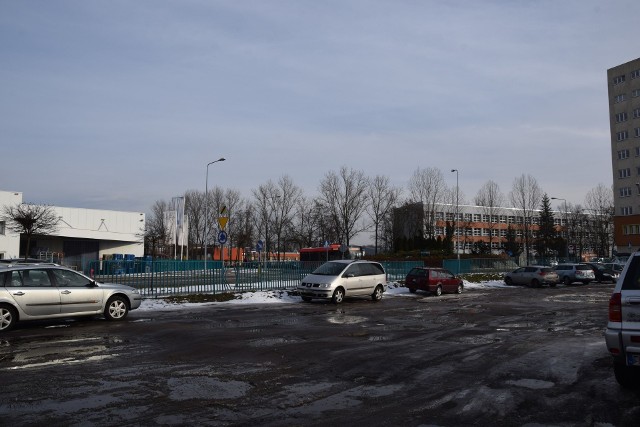 Tu na razie jest dziki parking i zarośla. Będzie park handlowy