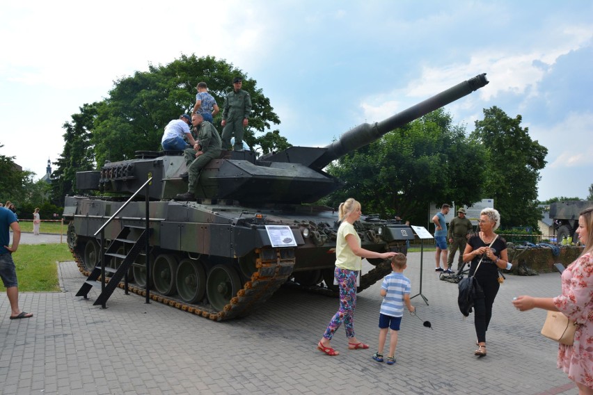 Największe zainteresowanie budził czołg Leopard 2A5 z...