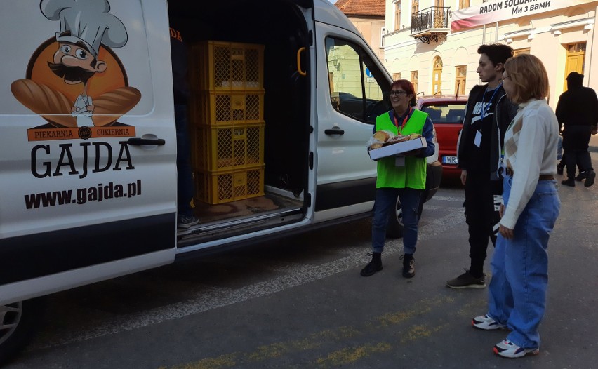 Radomianie pomagają uchodźcom z Ukrainy. W Kamienicy Deskurów widać niesłabnący zapał darczyńców