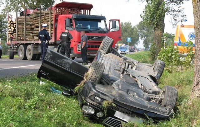 Wypadek na DK8: Litwin mercedesem uderzył w tira. Auto dachowało