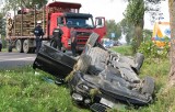 Wypadek na DK8: Litwin mercedesem uderzył w tira. Auto dachowało i rozbiło się o drzewo. (zdjęcia)