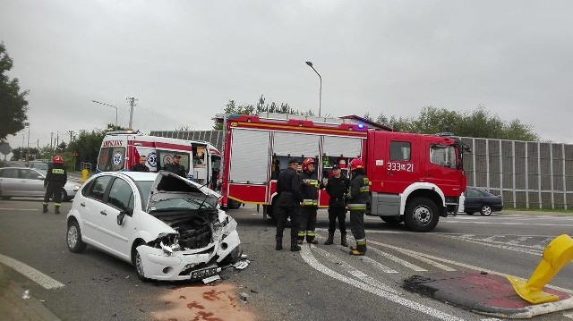 Wypadek na obwodnicy południowej Radomia. Trzy osoby w szpitalu. 