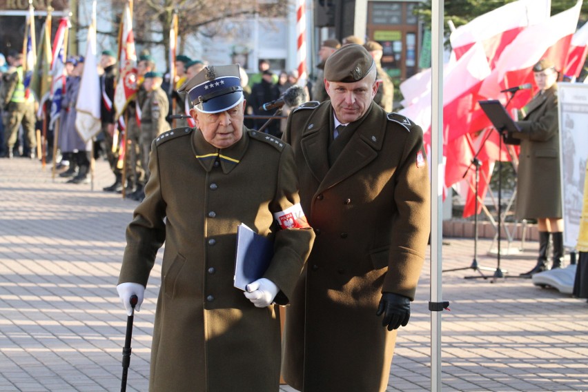 Na Placu Bartosza Głowackiego w Tarnobrzegu  „Terytorialsi” wypowiedzieli rotę przysięgi wojskowej. Było bardzo uroczyście (duzo zdjęć)