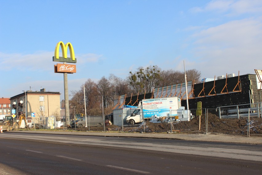Budowa pierwszej restauracji sieci McDonald's w Piekarach...