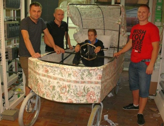 W tym pomieszczeniu powstawał wózek, a przy nim Marcin Brzozowski, Piotr Dąbek i jego syn Marcin oraz Grzegorz Kopeć.