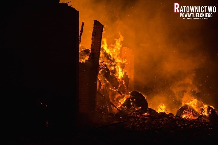 Wysokie: Wielki pożar stodoły w gminie Kalinowo. Straty oszacowano na ponad 250 tysięcy złotych [ZDJĘCIA]
