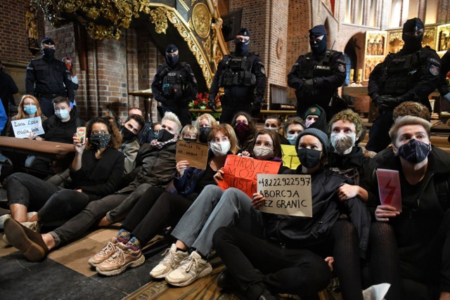 Trwają protesty przeciwko decyzji Trybunału Konstytucyjnego, który zakazał aborcji w przypadku ciężkiego uszkodzenia płodu. Tym razem protesty przeniosły się do kościołów. 25 października kobiety poszły na niedzielne msze, by wyrazić swój sprzeciw. Protestujący pojawili się m.in. w poznańskiej katedrze. Przejdź dalej --->