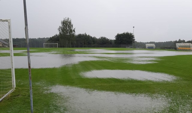 Mecz LKS Głowaczowa - Victoria Czermin został odwołany z powody zalanego boiska.
