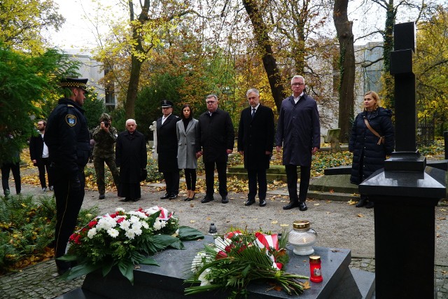 Prezydent Jacek Jaśkowiak wraz z innymi przedstawicielami urzędów odwiedził groby zasłużonych poznaniaków i Wielkopolan.