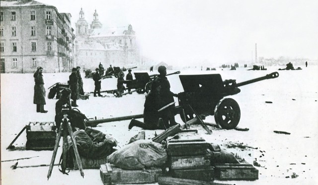 Sowiecka artyleria na zajętym niemieckim lądowisku w okolicy kościoła na Skałce. Przygotowuje się do ostrzału pozycji Wehrmachtu w Podgórzu