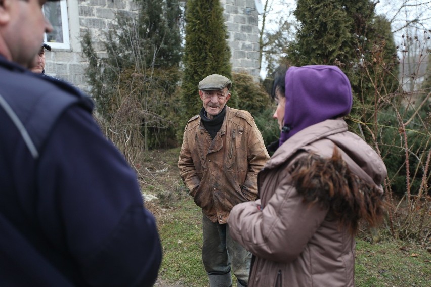 Głodne i brudne psy w starej szopie pod Krakowem