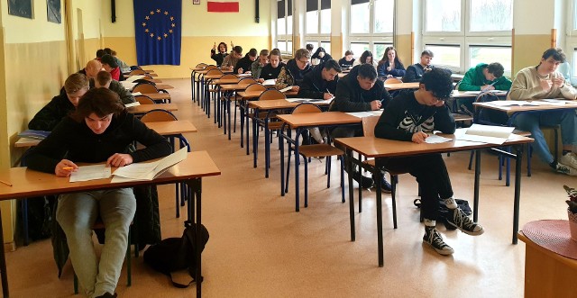 Do Świętokrzyskiej Próbnej Matury z matematyki zasiadło w środę, 15 marca  blisko 50 uczniów klas czwartych technikum w Zespole Szkól Rolniczych w Cudzynowicach.