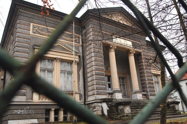 W budynku przy ul. Piłsudskiego 53 zarówno przed wojną, jak i po 1945 roku mieściło się muzeum, gdzie były organizowane wystawy archeologiczne, przyrodnicze, czy etnograficzne.