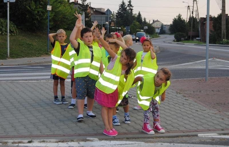 Pierwszaki z "jedynki" w Chełmku uczyły się zasad bezpiecznego zachowania na drogach