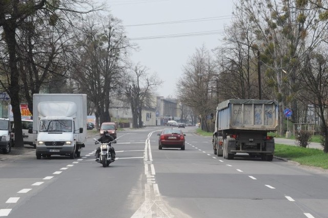 Na ulicy Niemodlińskiej drogowcy zmienili właśnie  organizację ruchu i wyznaczyli po dwa pasy ruchu w każdą stronę.