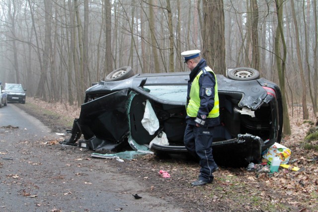 Na łuku drogi volkswagen golf wpadł z drogi i uderzył w drzewo.