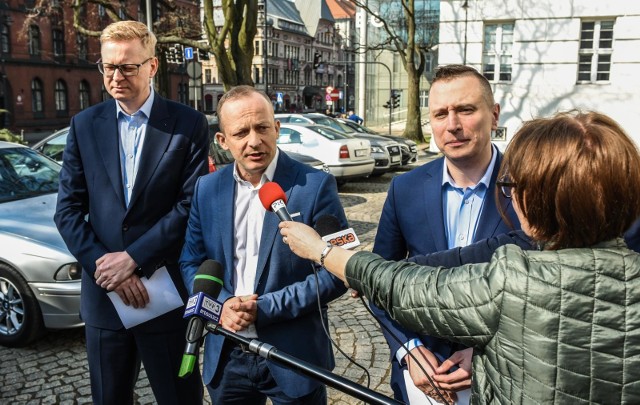 Konferencja praktycznie została zakrzyczana przez „Przymierze”, którego członkowie krok w krok towarzyszyli posłom podczas oglądania wystawy.