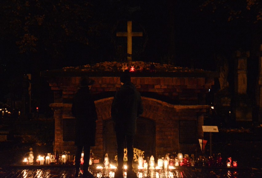 Cmentarz przy Lipowej w Lublinie wieczorową porą. Zobacz zdjęcia