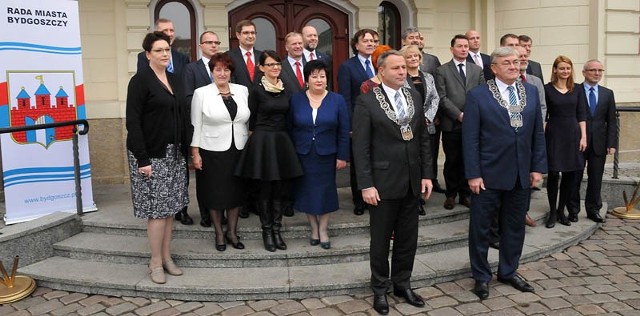 Wyraźnie wzruszony Roman Jasiakiewicz mówił też radnym, że nigdy nie było dla niego truizmem stwierdzenie, że Bydgoszcz zawsze była i będzie dla niego najważniejsza. - Przyjmijmy też zasadę ponad podziałami, że o Bydgoszczy mówimy tylko dobrze - apelował do radnych. Dla byłego już szefa rady ta kadencja to było też pożegnanie z bydgoskim samorządem. Od nowej kadencji Jasiakiewicz będzie radnym sejmiku województwa. Dziś na zakończenie sesji pożegnał się ze sztandarem Bydgoszczy, przykląkł przy nim i go ucałował.