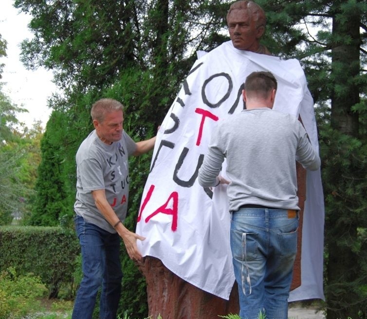 Kolejny pomnik w Kielcach ubrany w koszulkę z "Konstytucją". Na miejscu była Policja