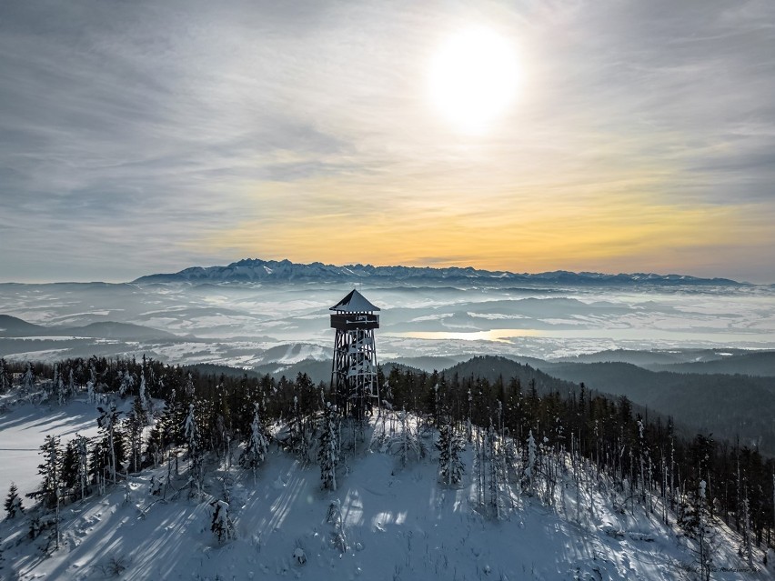 Tatry jak na dłoni! Wieża widokowa na Lubaniu atrakcyjna zimą, ale trasa tylko dla wprawionych. Tak wyglądają Gorce z lotu ptaka