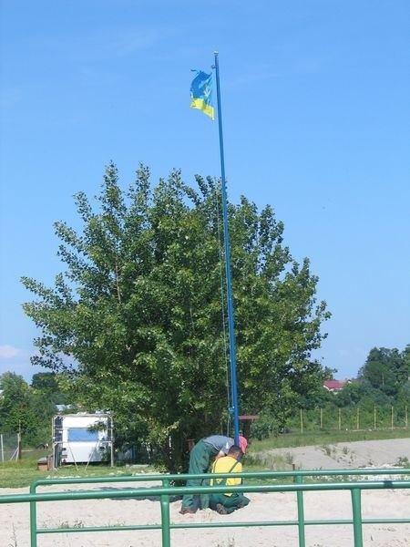 Trzepocząca na plaży flaga Tarnobrzega ma przypominać o związku jeziora z miastem
