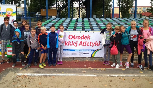 Lekkoatletyczna reprezentacja Publicznej Szkoły Podstawowej w Gościkowie na stadionie przy ul. Sulechowskiej