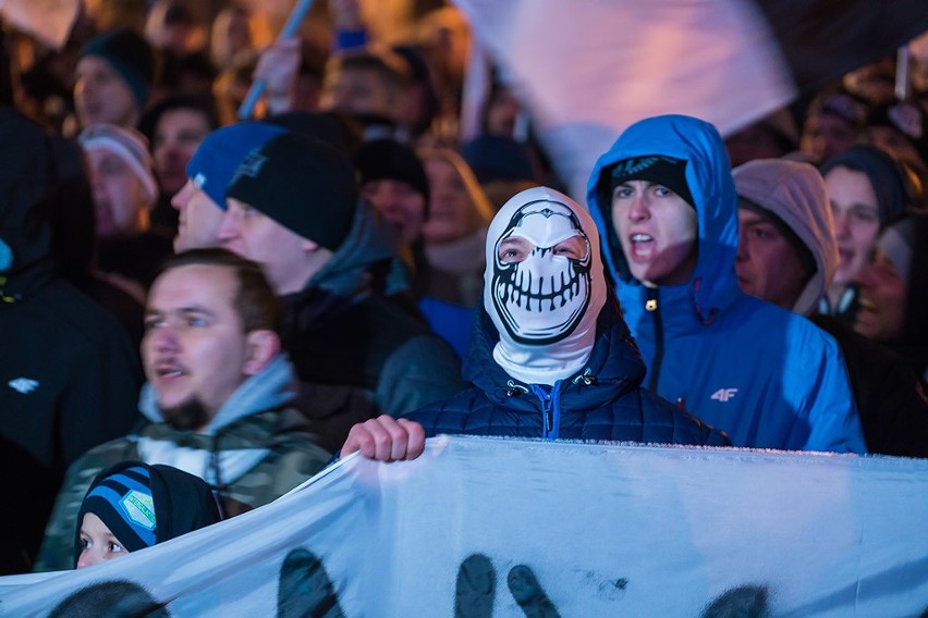 Kibice Sandecji Nowy Sącz chcą nowoczesnego stadionu i manifestowali przed sądeckim ratuszem [ZDJĘCIA, WIDEO]