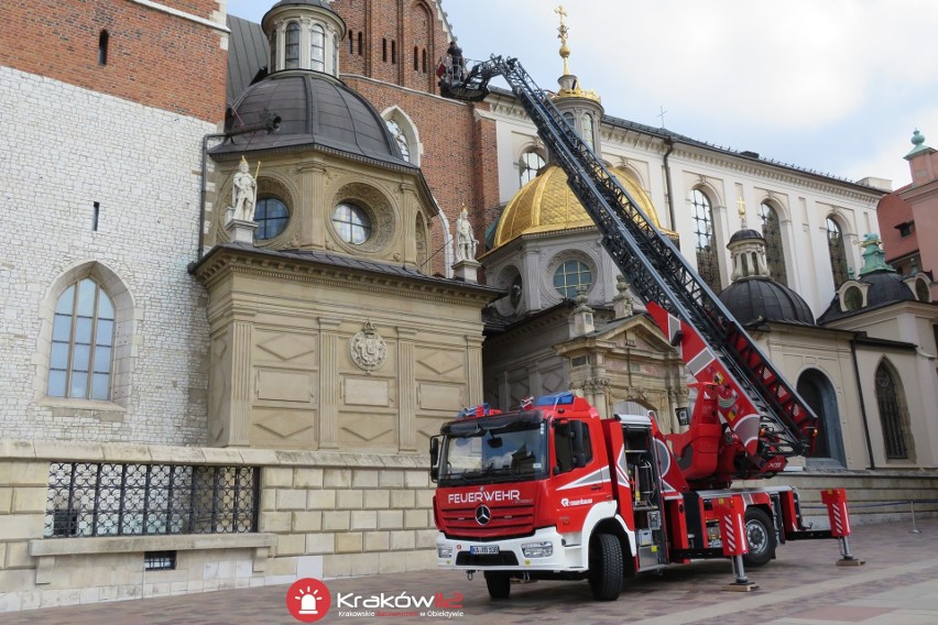 Kraków. Na Wawelu pojawiła się bardzo długa drabina strażacka