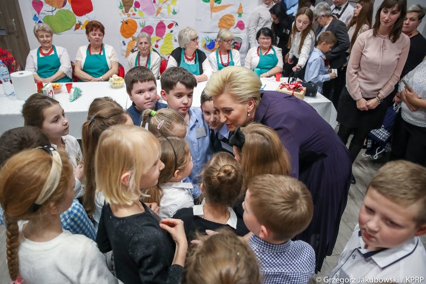 Pierwsza Dama odwiedziła Masłomiącą. Spotkała się z seniorami i dziećmi [ZDJĘCIA]