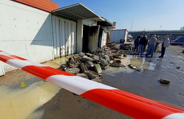 Duży pożar na terenie targowiska "Targpiast" przy ul. Obornickiej we Wrocławiu