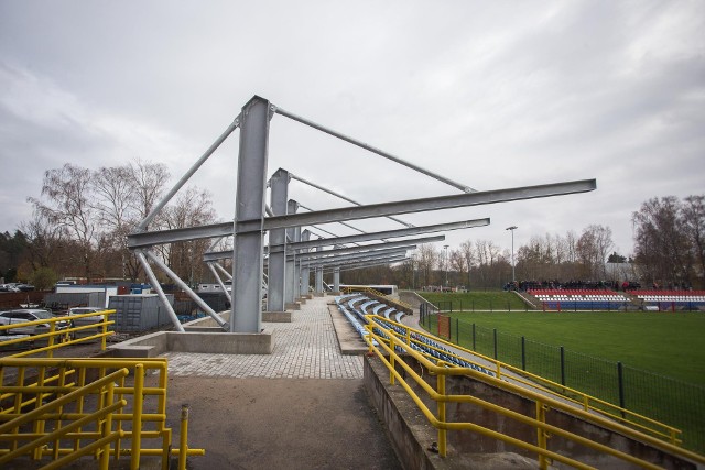 Trwa inwestycja na stadionie Gryfa Słupsk. W przyszłym roku mecze będą mogły być rozgrywane w świetle jupiterów.