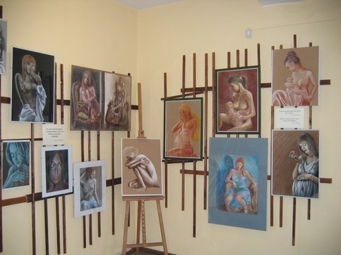 Akty i portrety kobiece na obrazach i rysunkach można oglądać w sokólskiej Bibliotece Publicznej.