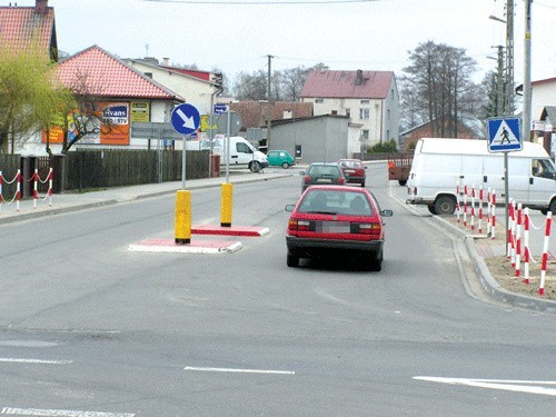 Nowa wysepka utrudnia skręt w lewo dużym samochodom