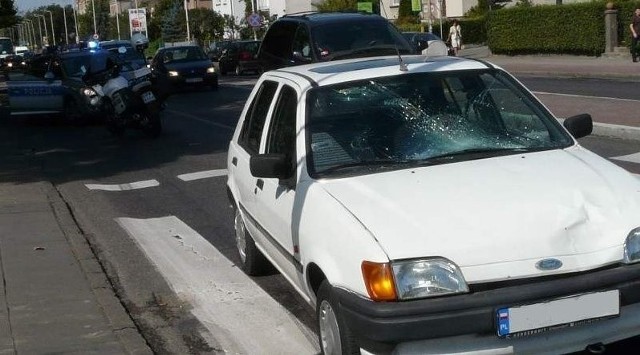 Jak ustaliła policja, kierowca tego auta nie ustąpił pierwszeństwa przechodzącym przez zebrę kobietom.