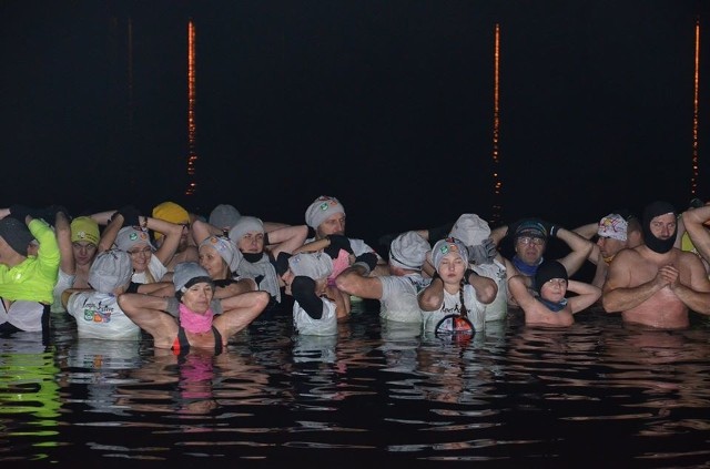 Kolejna niedziela i kolejne morsowanie. Tym razem &quot;Morsuj dla zdrowia&quot;odwiedziło zalew nad Umrem gdzie Aktywny Ćmińsk oficjalnie i z wielką pompą rozpoczęli sezon morsowania 2019 nad Umrem. Była muzyka, ognisko, pochodnie a po wyjściu z wody czekała już na nas gorąca herbata i pieczona kiełbasa. Nad naszym bezpieczeństwem czuwała niezawodna OSP ĆMIŃSK. &gt;&gt;&gt;WIĘCEJ ZDJĘĆ NA KOLEJNYCH SLADACH&lt;&lt;&lt;