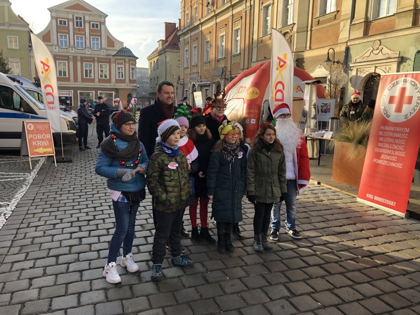 Opolanie dzielili się z potrzebującymi krwią w dniu św. Mikołaja. Akcja na Rynku w Opolu