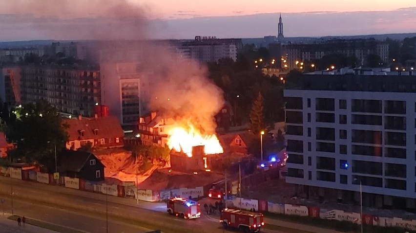 Białystok. Nocny pożar pustostanu na ul. Kopernika. Kolejny budynek spłonął w tej okolicy [ZDJĘCIA]