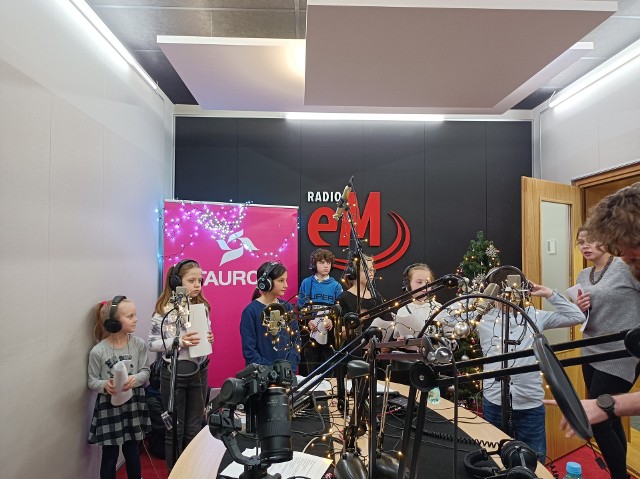 Podopieczni Domu Aniołów Stróży podczas nagrywania koncertu kolęd w siedzibie Radia eM.